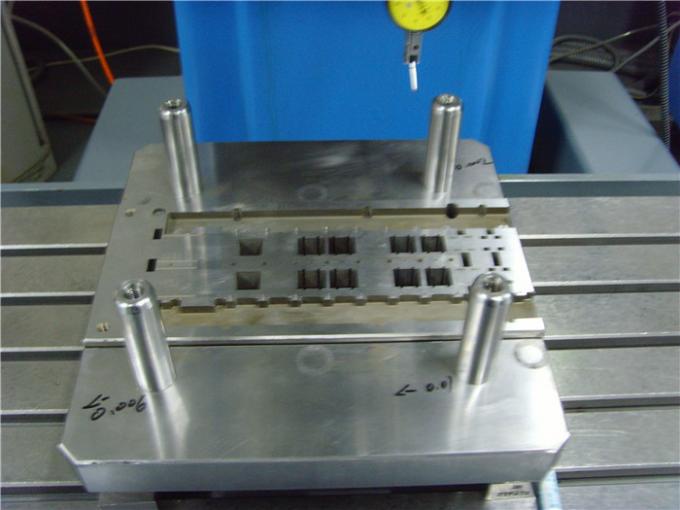 Einfache v-Art progressives stempelndes Metall, Teile des verbiegende Maschinen-gestanzten Stahls  0