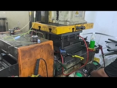 Stempelnde Automobilwürfel